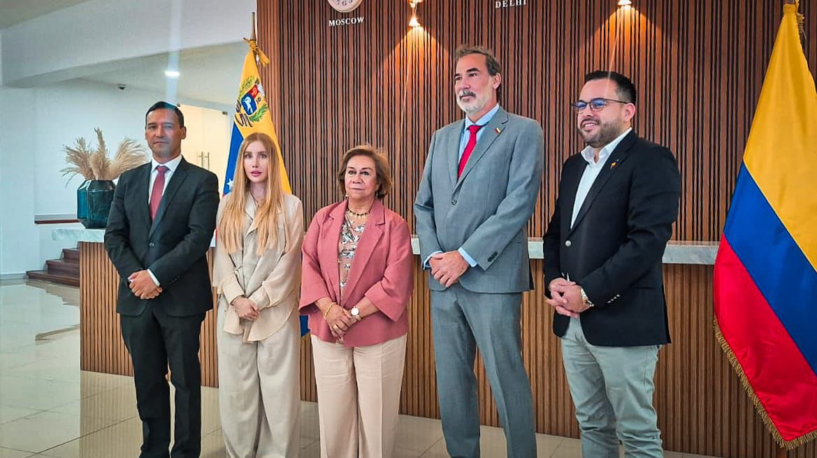 Las ministras de Comercio, Industria y Turismo, Diana Marcela Morales, y de Relaciones Exteriores, Rosa Villavicencio, junto con los ministros de Defensa, Pedro Sánchez, y de Minas y Energía, Edwin Palma, hicieron parte de la comitiva del Gobierno del Progreso en Caracas.