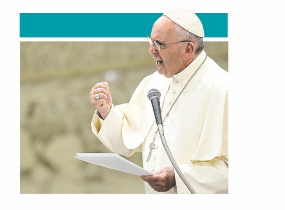El papa Francisco leyendo la encíclica Laudato si’, sobre la importancia del cambio climático, en el Vaticano. / EFE