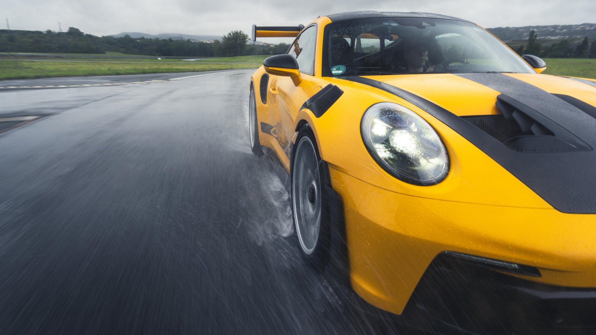 Porsche y Michelin desarrollan nuevas llantas para pruebas en pistas mojadas