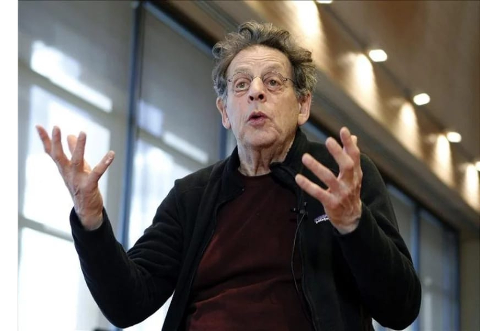 Philip Glass durante su carrera ha colaborado con artistas visuales como Richard Serra y Chuck Close. En cuanto a músicos, destacan sus colaboraciones con David Bowie, Yo-Yo Ma y Paul Simon.