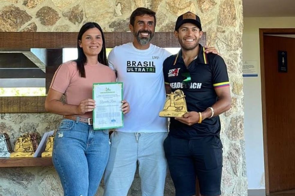 Alejandro Rivas (der) con su premio como campeón de la Copa del Mundo de Ultradistancia, en Brasil.