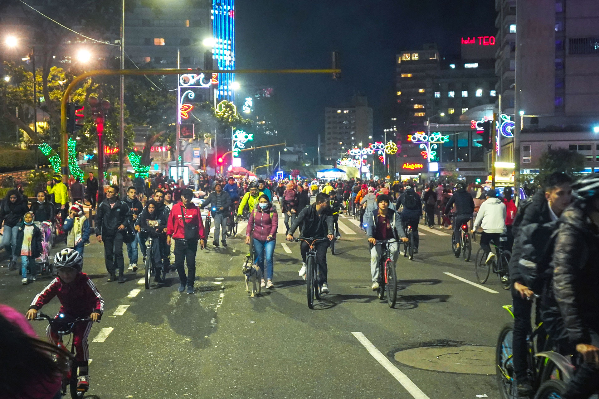 Ciclovía nocturna navideña hoy en Bogotá: horarios, rutas y desvíos