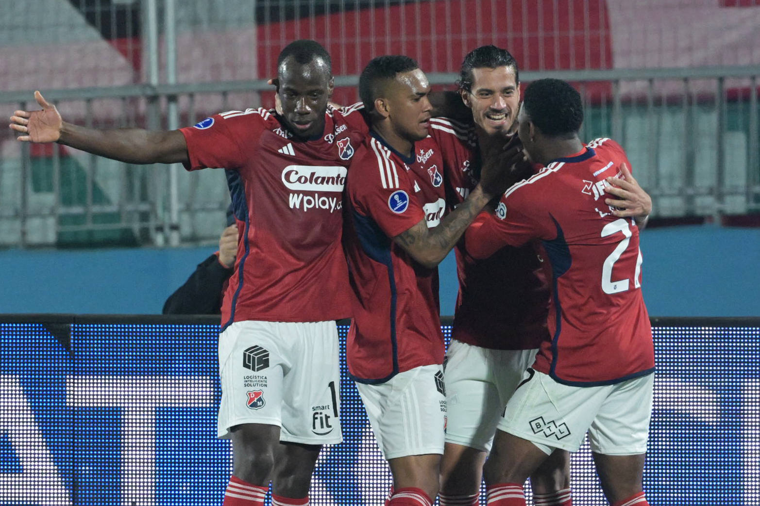 El defensor uruguayo de Independiente Medellín, Joaquín Varela (2.a por la derecha), celebra después de anotar con sus compañeros de equipo durante el partido de ida de los octavos de final de la Copa Sudamericana entre Palestino de Chile e Independiente Medellín de Colombia en el Estadio Nacional de Santiago, el 14 de agosto de 2024. (Foto de Rodrigo ARANGUA / AFP)