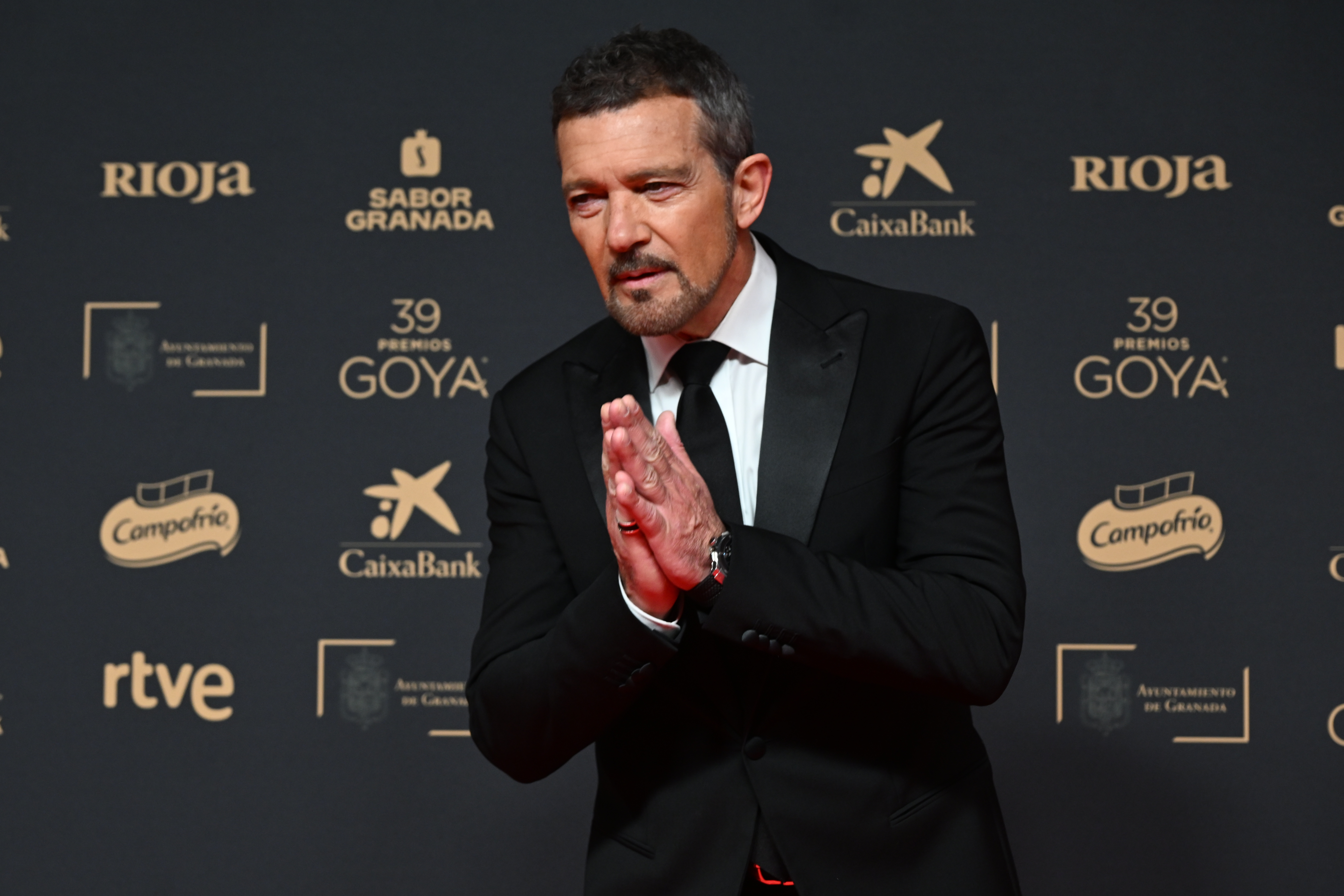 GRANADA, 08/02/2025.- El actor, director y productor Antonio Banderas posa en la alfombra roja de la 39 edición de los Premios Goya de la Academia de Cine que se celebra este sábado en el Palacio de Congresos y Exposiciones de Granada. EFE/Miguel Ángel Molina.