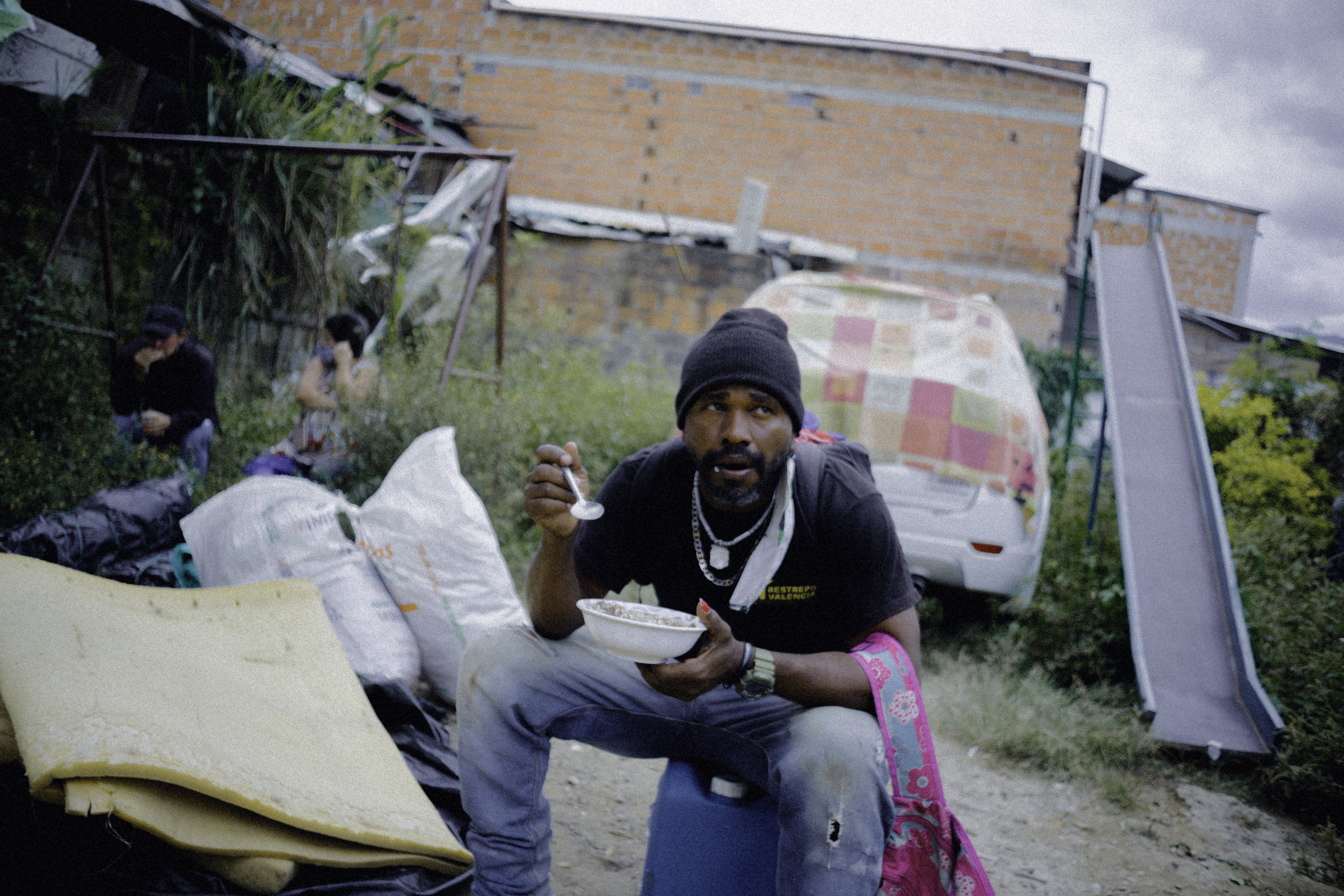 Las familias denuncian que no tienen a donde ir y que, sin trabajo, no pueden pagar arriendo, por lo que ocupar el espacio público es su única opción.
