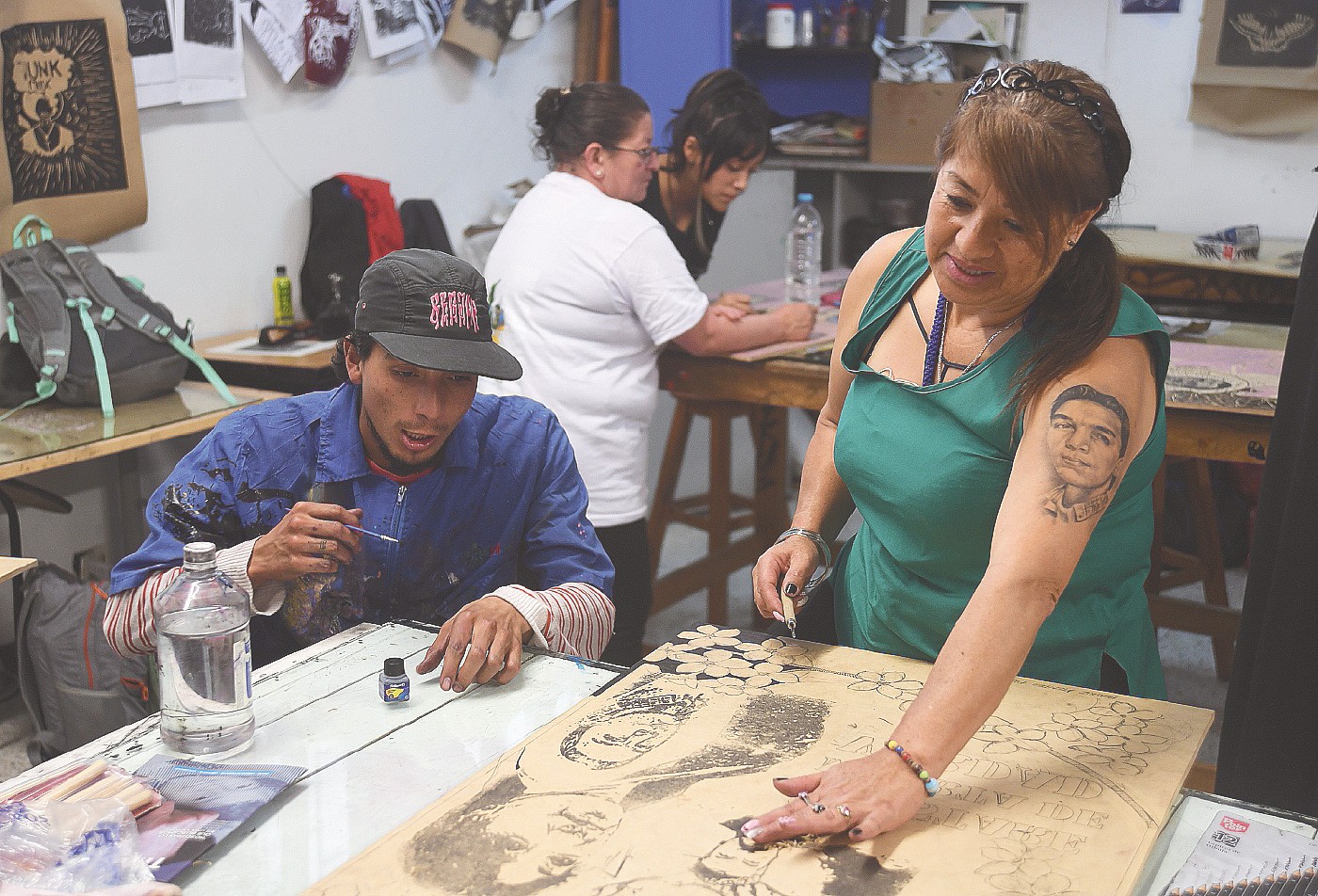 Pie de foto:Beatriz Méndez con su compañero, Fredy Páez, estudiante de Artes Visuales