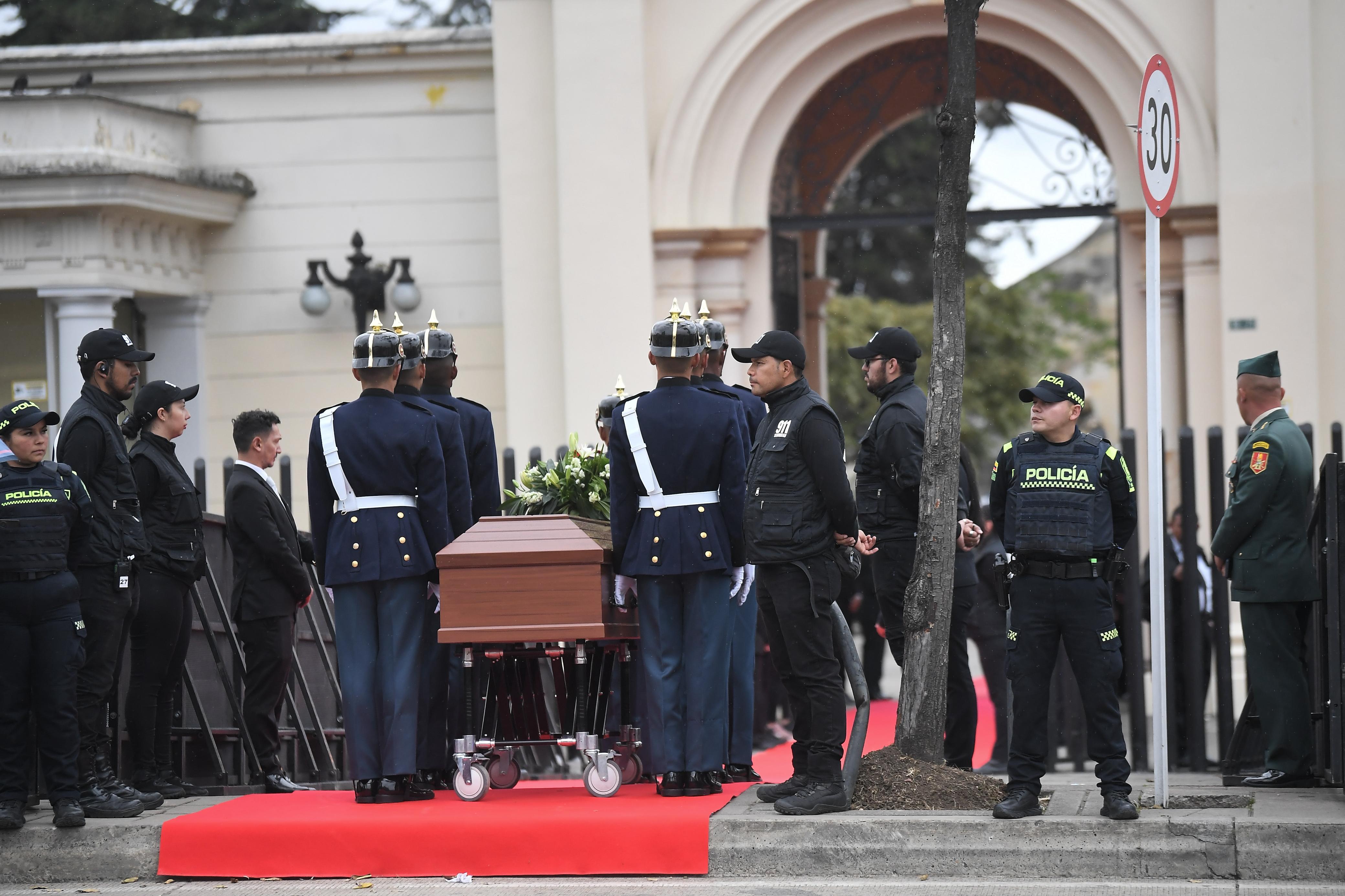 Féretro de Miguel Uribe llega al Cementerio Central para el entierro del senador.