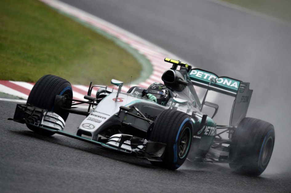 El alemán Nico Rosberg de Mercedes durante la práctica previa al Gran Premio de Fórmula Uno en el circuito de Suzuka (Japón). / EFE