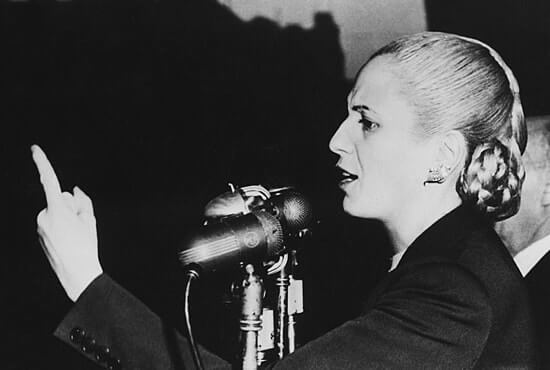 Eva Duarte de Perón, en uno de sus tantos discursos para "los descamisados", como llamaba a la gente del pueblo que la idolatraba.  / Cortesía
