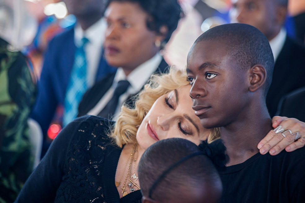 Madonna se lleva a sus hijos adoptados en Malaui a inaugurar hospital