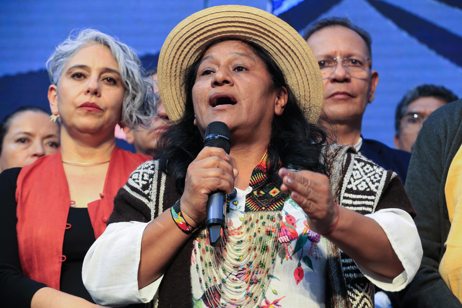 AME3078. BOGOTÁ (COLOMBIA), 11/03/2026.- La líder indígena Aida Quilcué, formula vicepresidencial del candidato a la Presidencia de Colombia Iván Cepeda, habla durante la inscripción de su candidatura este miércoles, en Bogotá (Colombia). Cepeda aseguró que buscará ganar las elecciones en la primera vuelta que se celebrará el próximo 31 de mayo. EFE/ Carlos Ortega