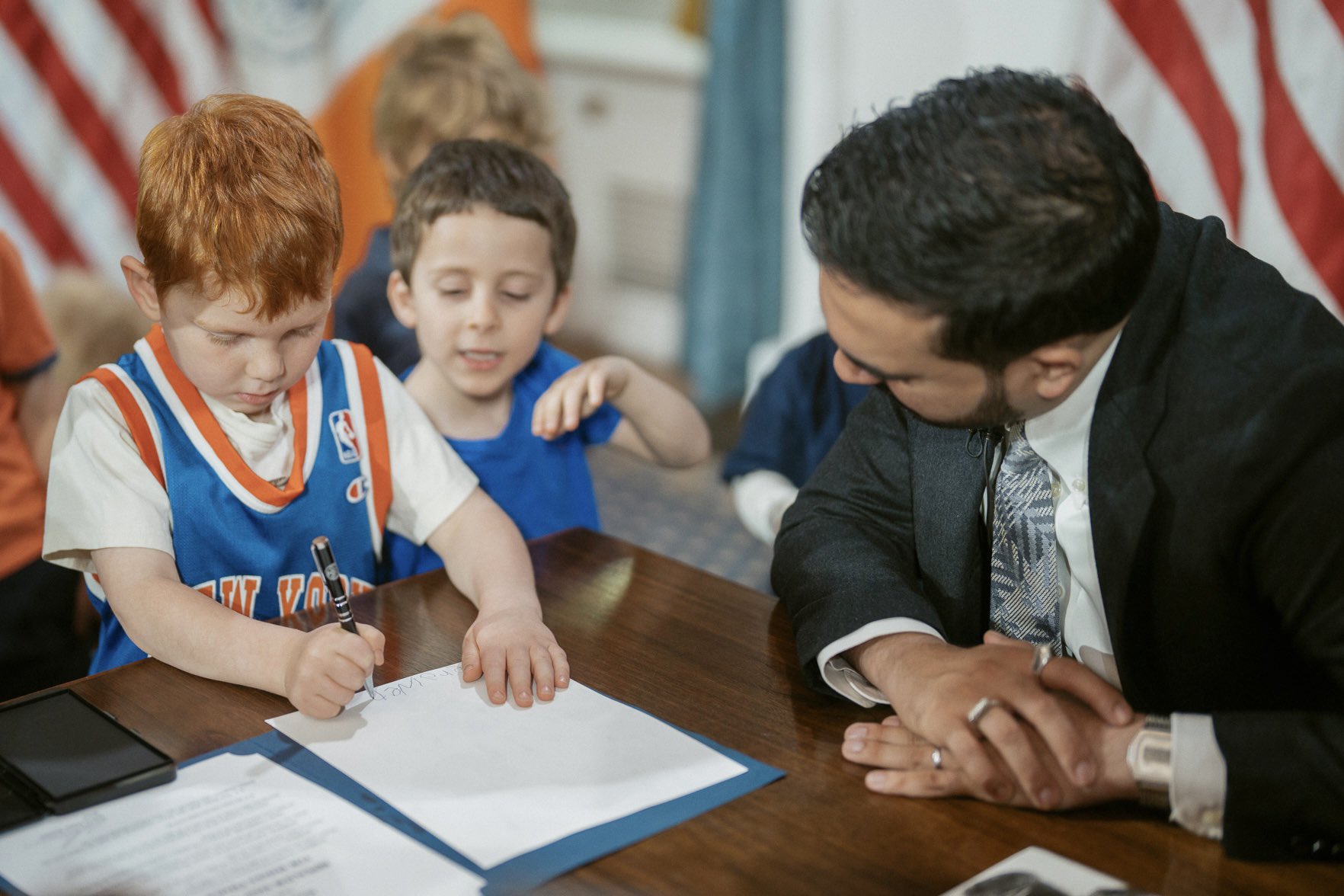El decreto que abolirá “la hora de dormir” para los niños en Nueva York por final de la NBA