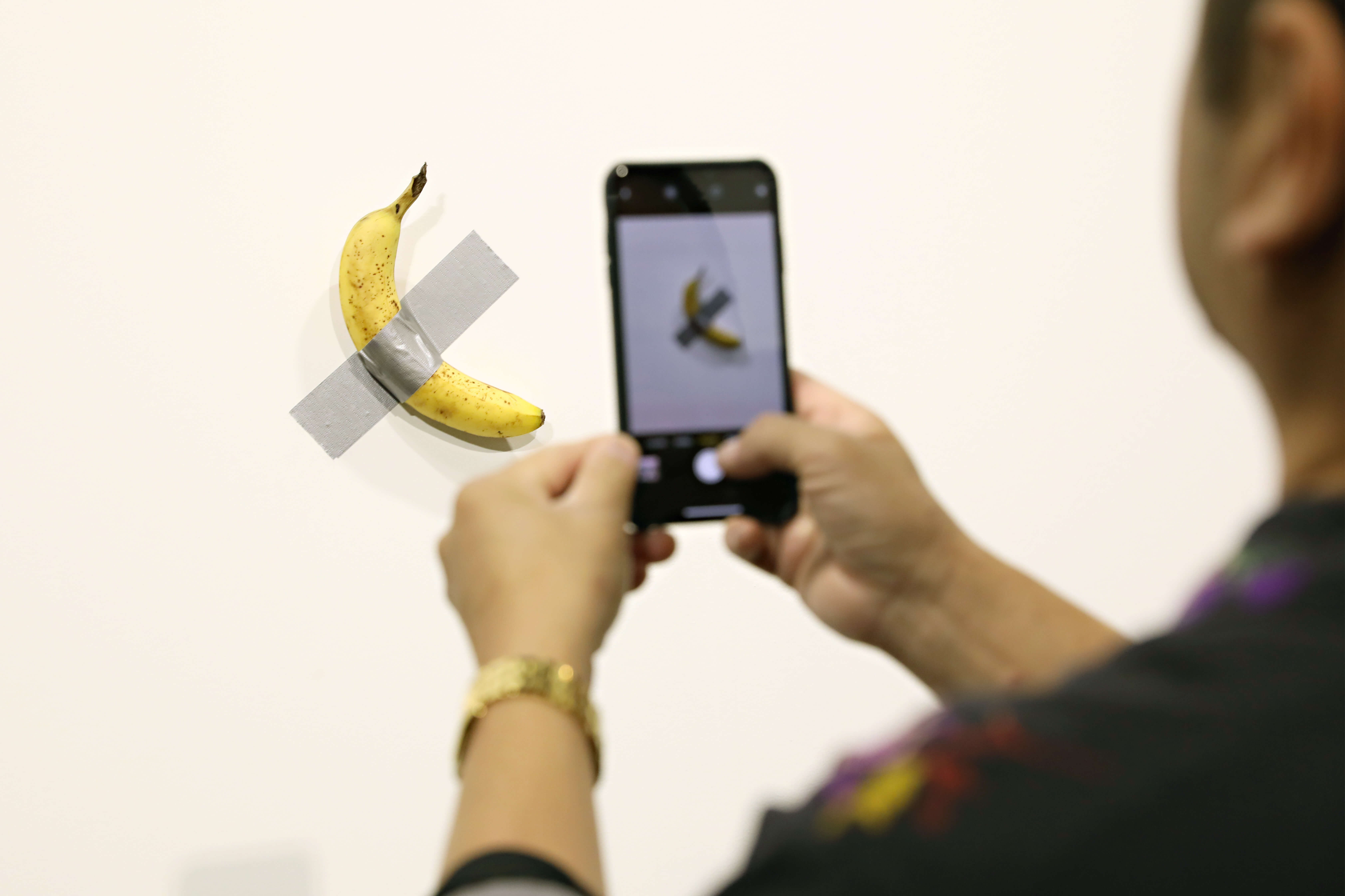 Cattelan no violó derechos de autor con la obra del banano pegado a la pared