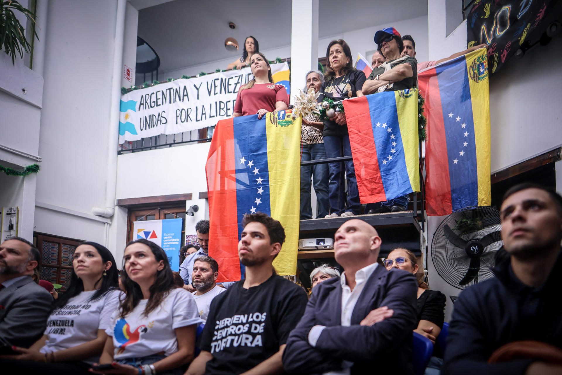 AME7177. BUENOS AIRES (ARGENTINA), 10/12/2025.- Venezolanos residentes en Argentina se reúnen a ver la transmisión de la ceremonia de entrega del Premio Nobel de la Paz a la líder opositora venezolana, María Corina Machado, este miércoles en el Centro Venezolano Argentino - Araguaney, en Buenos Aires (Argentina). EFE/ Juan Ignacio Roncoroni