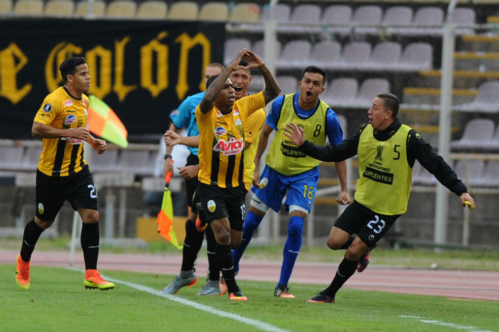 Deportivo Táchira cruzó a pie la frontera colombo-venezolana para frente a Santa Fe