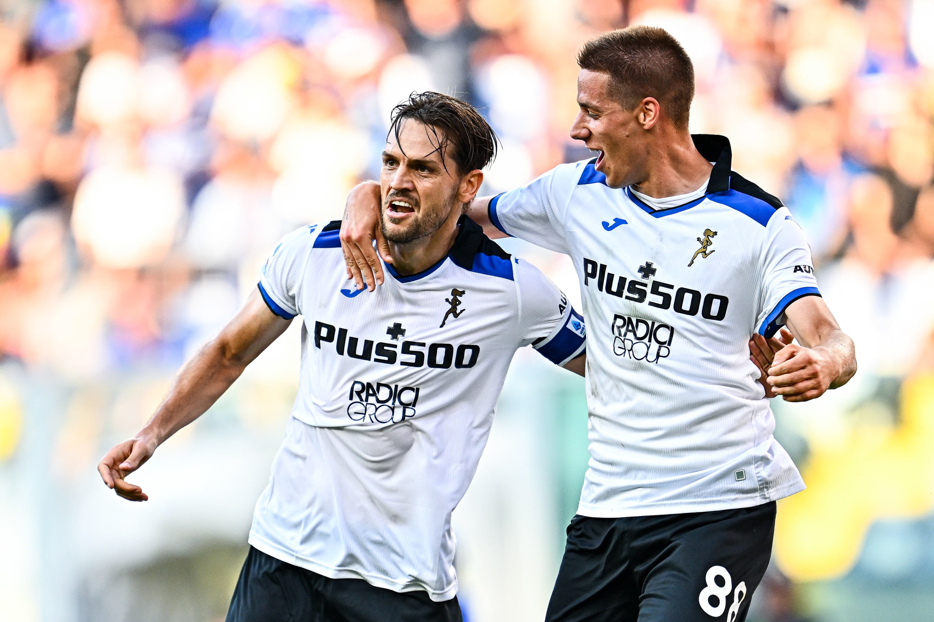 Genova (Italy), 13/08/2022.- Atalanta's Brazilian defender Rafael Tolói (left) celebrates with his team-mate Croatian midfielder Mario Pasalic after scoring a goal during the Italian Serie A soccer match Uc Sampdoria vs Atalanta Bc at Luigi Ferraris stadium in Genoa, Italy, 13 August 2022. (Brasil, Croacia, Italia, Génova) EFE/EPA/STRINGER