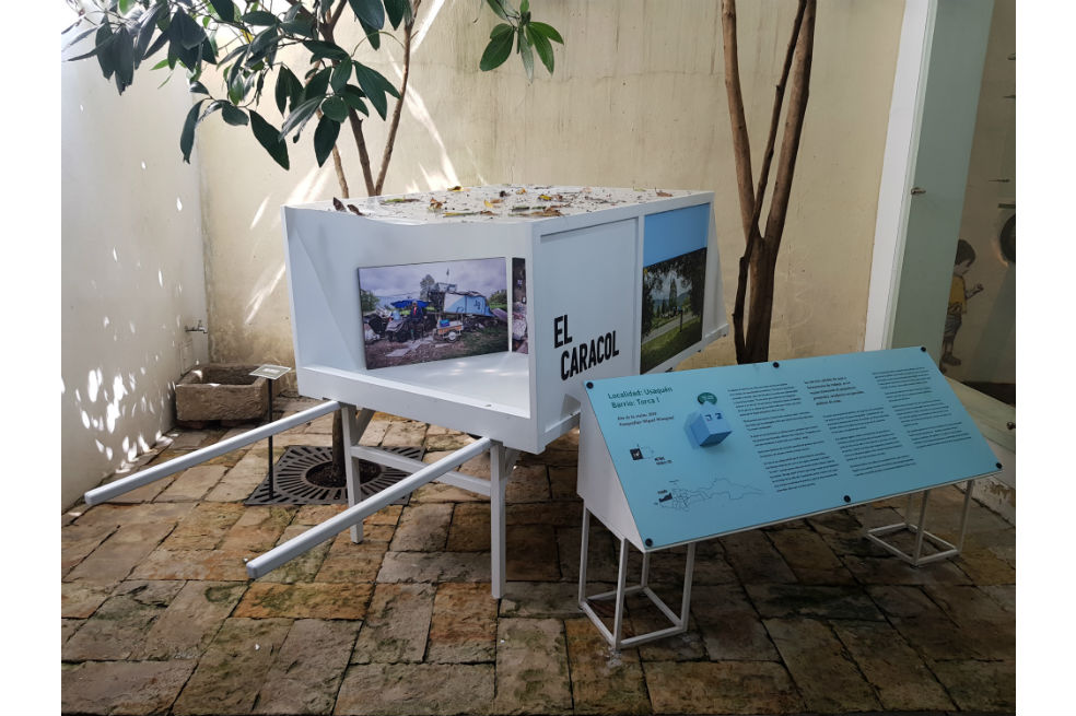 La exposición propone un recorrido por los "adentros" de los lugares que habitan
ciudadanos de once localidades de la ciudad: Sumapaz, Ciudad Bolívar, Kennedy, Suba, Usme,
Usaquén, San Cristóbal, Rafael Uribe Uribe, Chapinero, Los Mártires y Santa Fe.