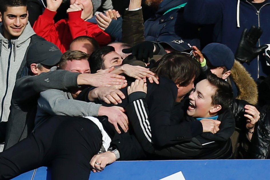 El técnico Conte celebró con la tribuna el tanto de Hazard. AFP
