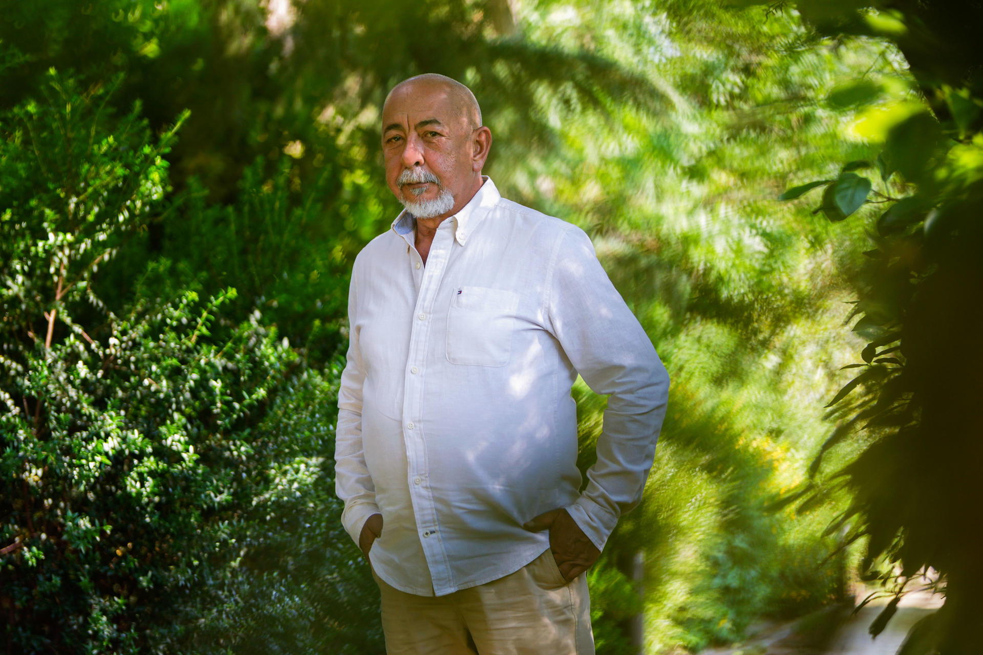 MADRID, 30/05/2025.- El escritor cubano Leonardo Padura, en una entrevista con EFE con motivo de su reciente visita a Madrid, que desde este viernes celebra su Feria del Libro, afirma que el impacto de la llegada de Donald Trump a la Casa Blanca, con el temor a la deportación de miles de inmigrantes cubanos que "lo vendieron todo" para irse a Estados Unidos, es un "elemento catalizador" de los tiempos difíciles que vivimos, que compara con "una distopía social". EFE/Borja Sanchez-Trillo
