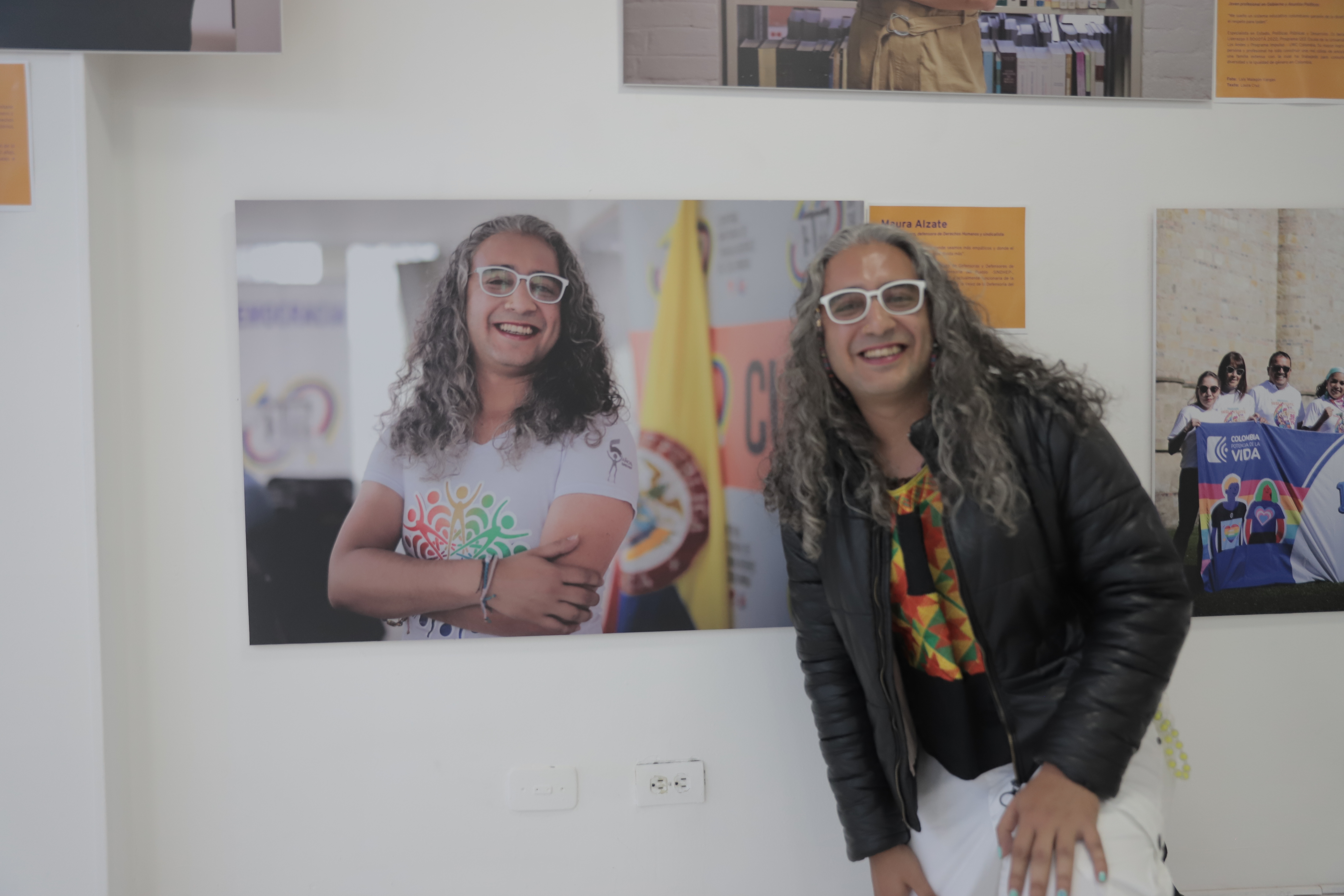 Maura en la exposición fotográfica.