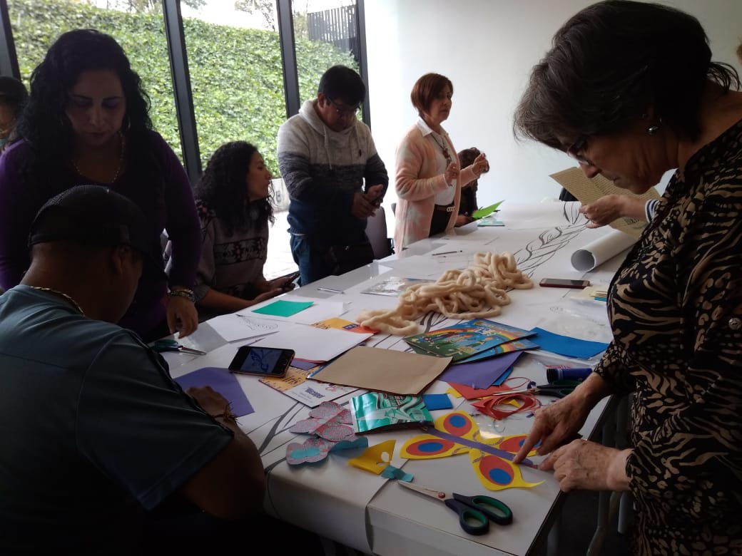 Invitan a bogotanos a coser un gran telar para recordar a víctimas