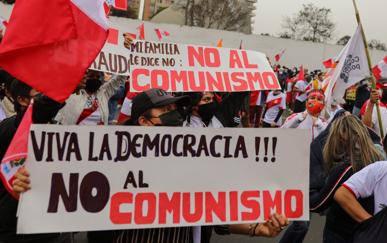En medio de las protestas por supuesto fraude electoral en Perú y contra la ajustada victoria del candidato Pedro Castillo -a falta de la decisión final de los jurados electorales-, los seguidores de Fujimori, acompañados por la política en persona, salieron con estos símbolos y antorchas a marchar.
