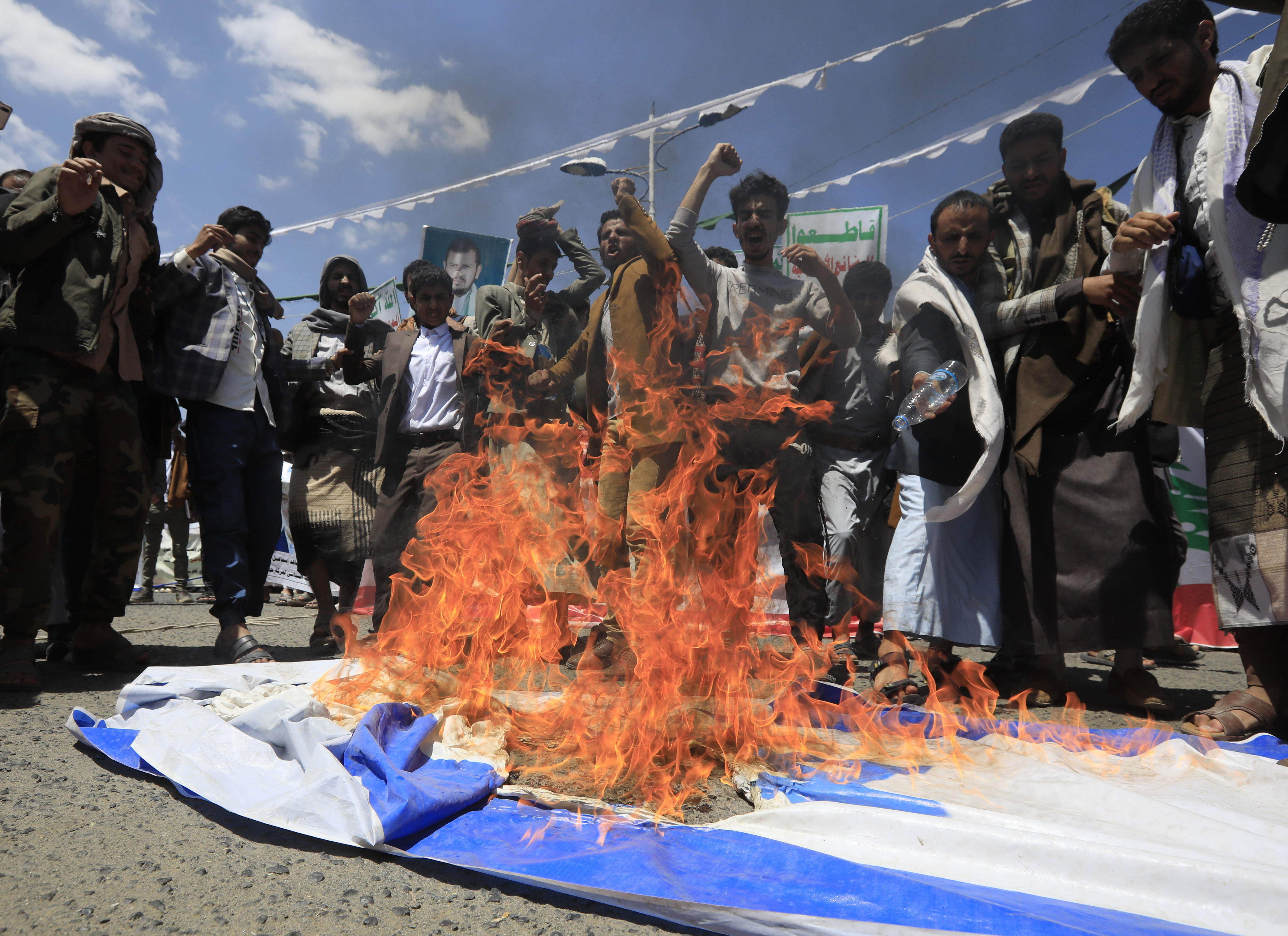 Sana'a (Yemen), 25/09/2024.- Students burn an Israeli flag during a protest in solidarity with the Lebanese and Palestinian people and to condemn the Israeli airstrikes in Lebanon and Gaza, at Sana'a University, in Sana'a, Yemen, 25 September 2024. According to Lebanon's Ministry of Health, at least 558 people have been killed, and more than 1,835 have been injured following continued Israeli airstrikes on southern Lebanese towns and villages. More than 41,300 Palestinians and over 1,400 Israelis have been killed, according to the Palestinian Health Ministry and the Israeli Army, Tsahal, since Hamas militants launched an attack against Israel from the Gaza Strip on 07 October 2023, and the Israeli operations in Gaza and the West Bank which followed it. (Protestas, Líbano) EFE/EPA/YAHYA ARHAB
