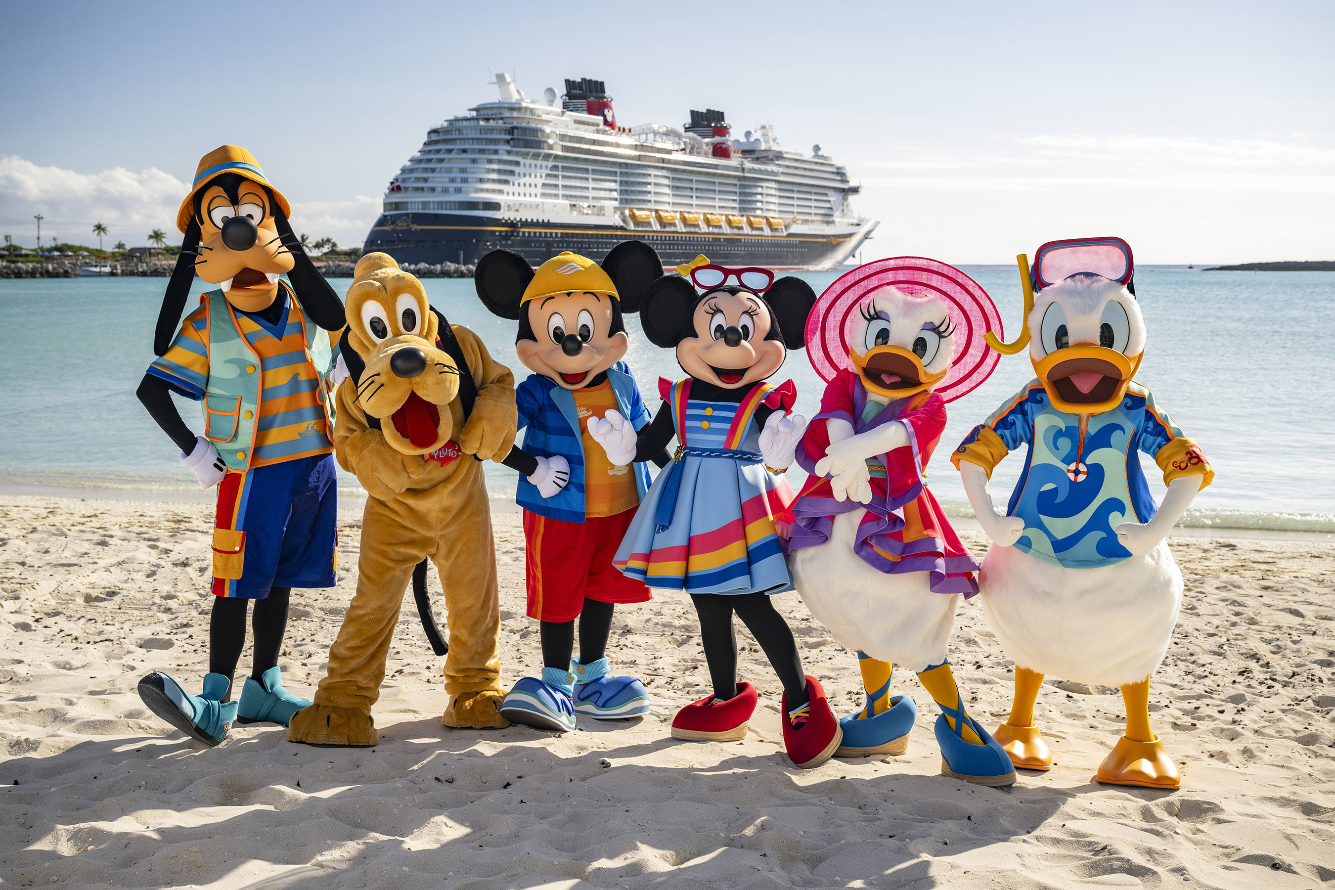 Mickey Mouse, Minnie Mouse y sus amigos favoritos reciben a los visitantes en Disney Castaway Cay con ropa de playa que celebra el ambiente divertido, colorido y natural de este oasis tropical