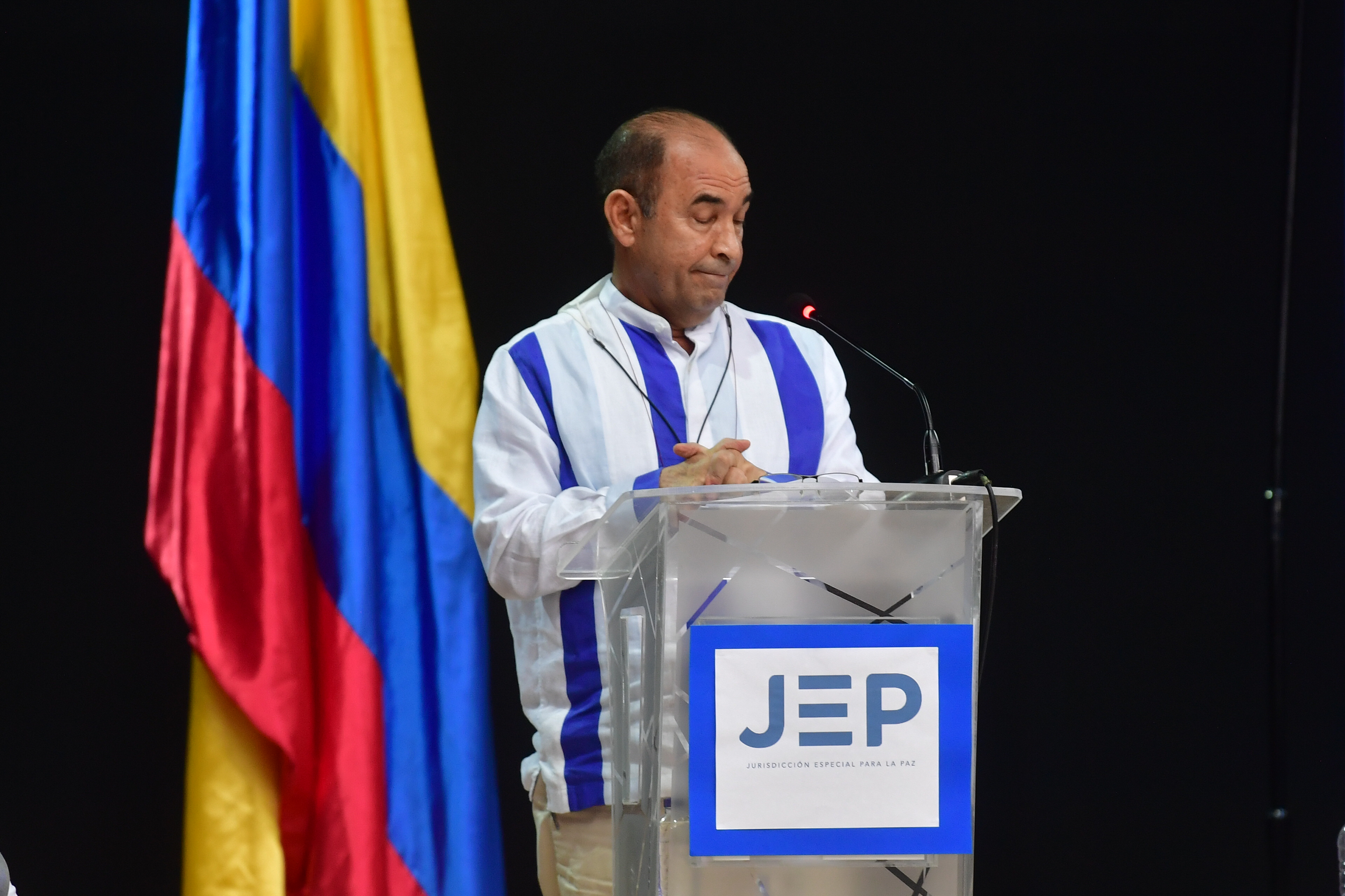 General (r) del Ejército en la audiencia de la JEP, en Ocaña, reconociendo responsabilidades por los llamados falsos positivos ante familiares de las víctimas y ante la JEP (de pie camisa blanca).