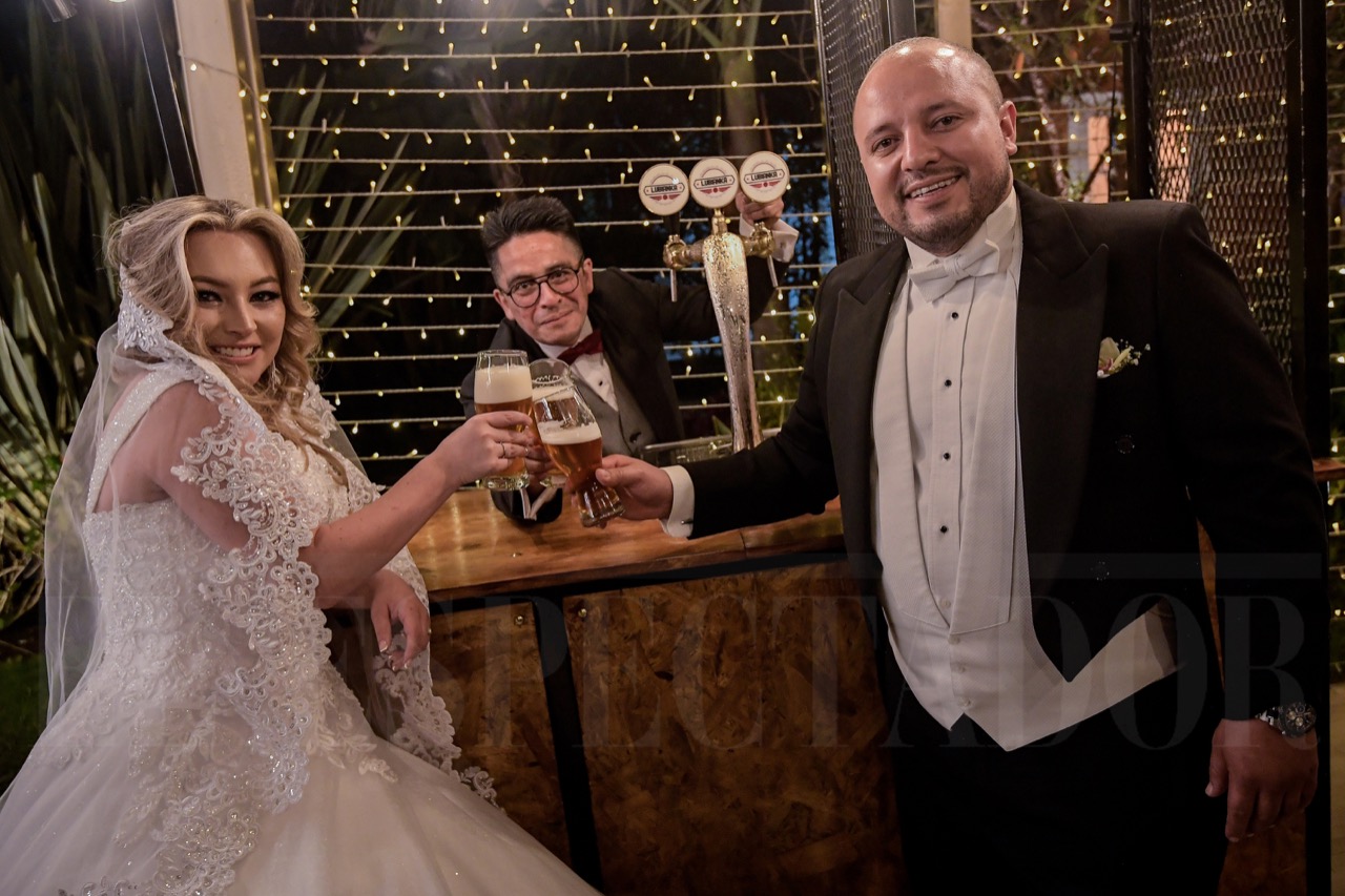 Jorge y Catalina brindan con cerveza del Pub Lubianka, un emprendimiento de excombatientes en Bogotá, donde se conocieron durante la pandemia.
