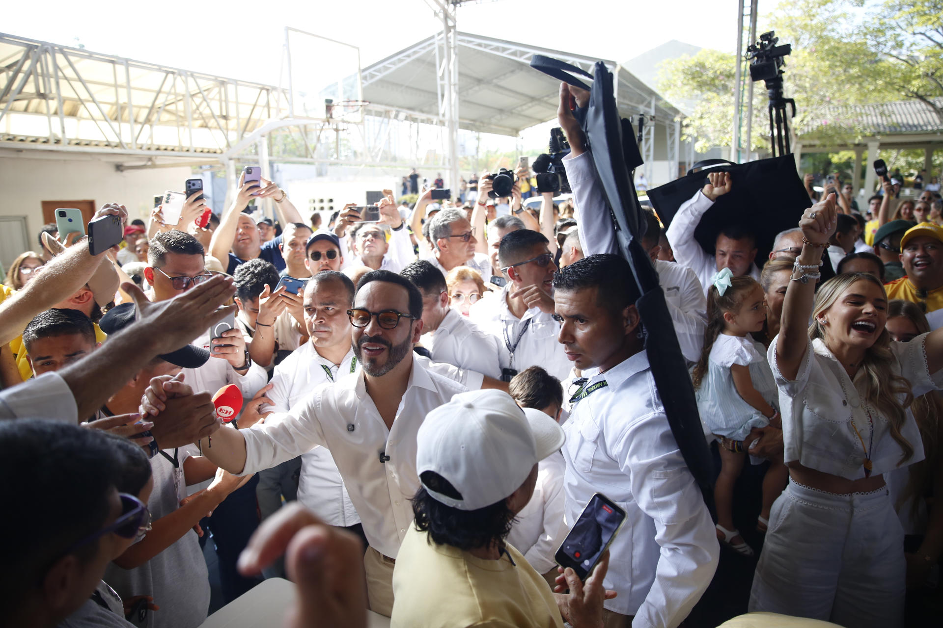 De la Espriella refuerza su presencia en las calles antes de su cierre de campaña