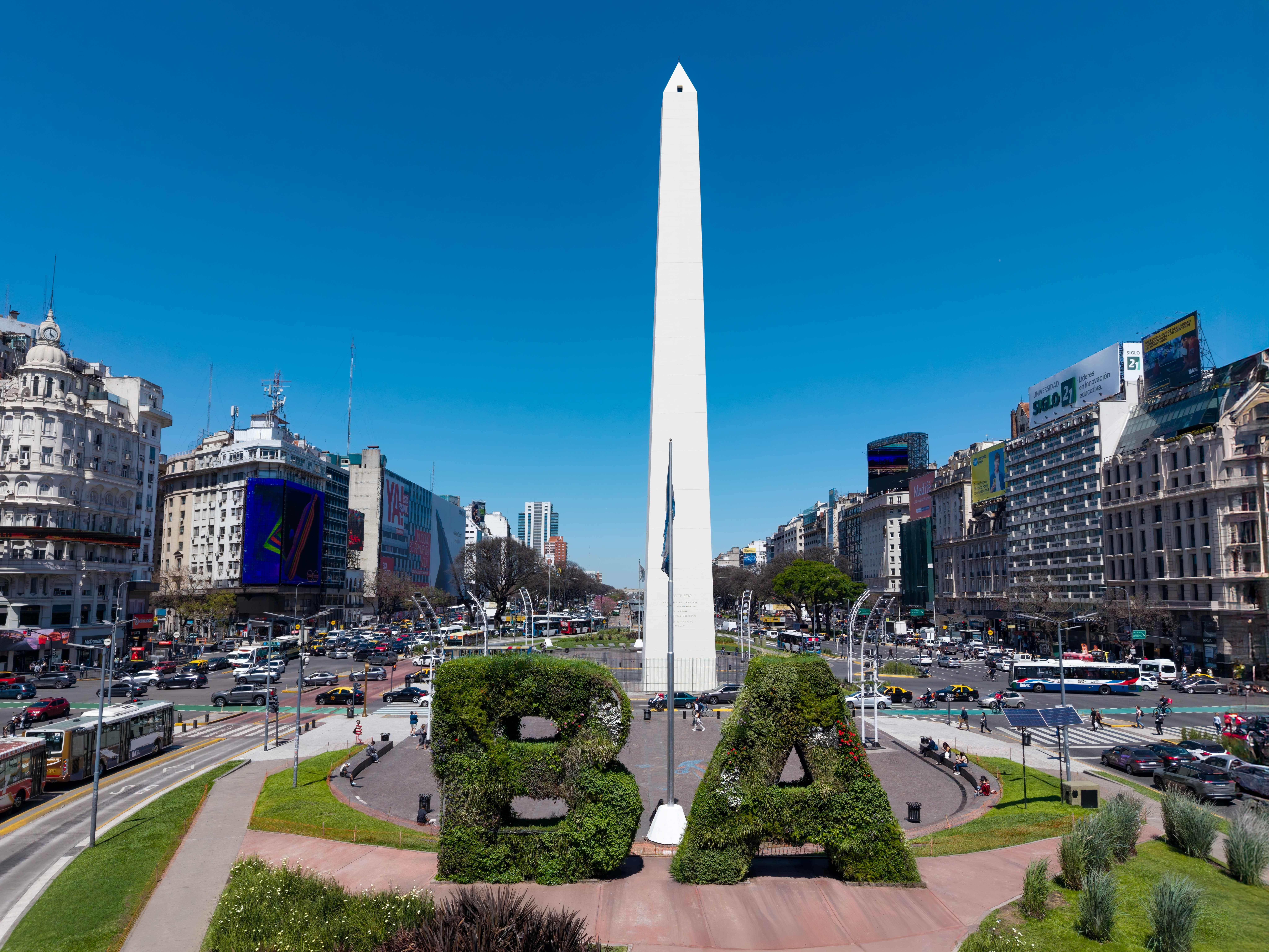 Calles, teatros y bares de Buenos Aires conservan el legado de algunas de las figuras más influyentes del rock en español.