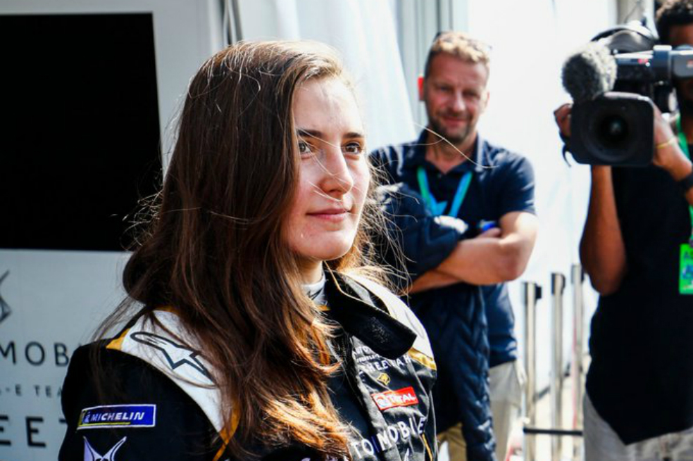 Tatiana Calderón probó un automóvil eléctrico en Arabia Saudita