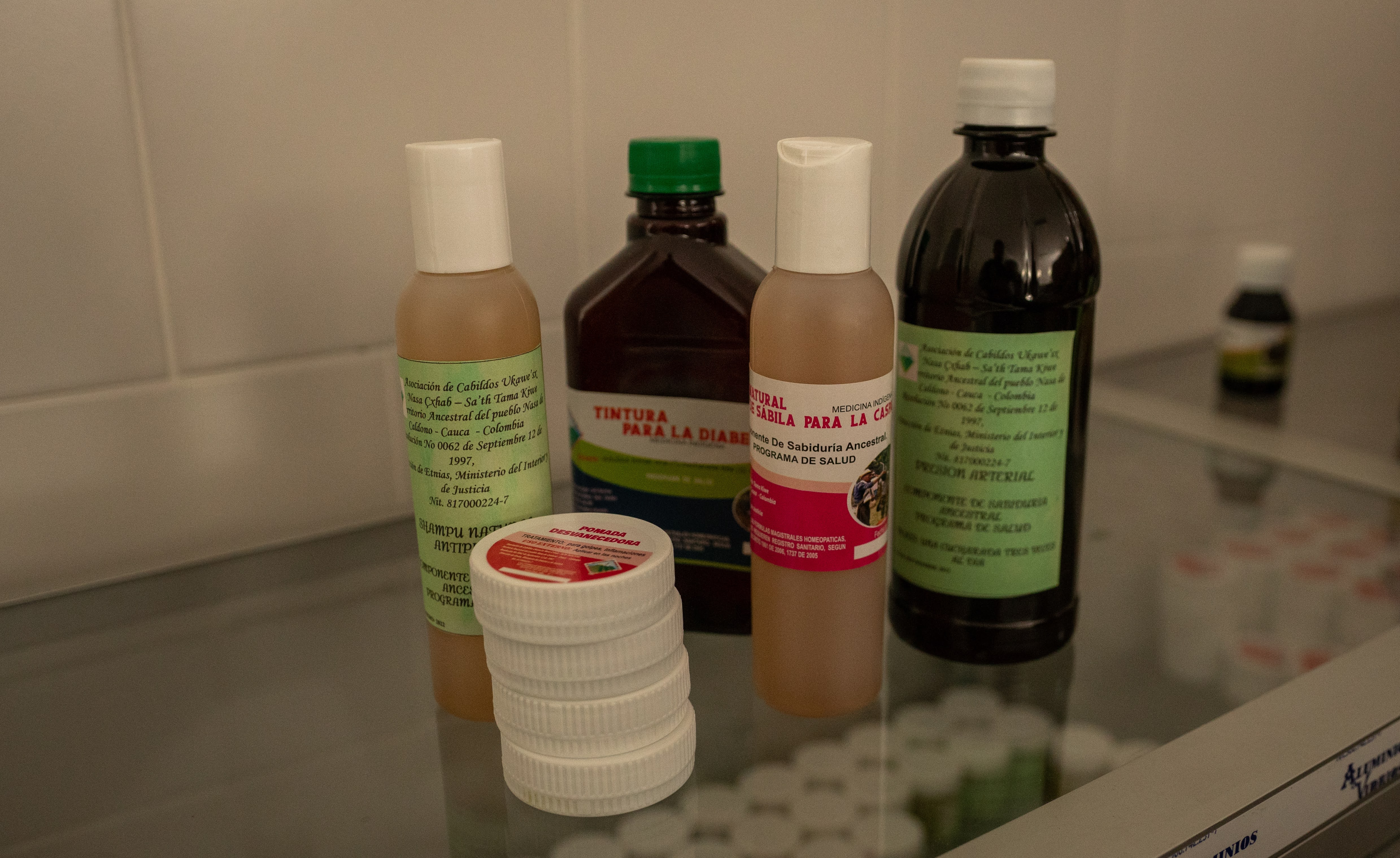 Estos son algunos de los 20 medicamentos tradicionales que producen las comunidades indígenas de la zona Sat Tama Kiwe. Hay un equipo que recorre los territorios alejados y se los entrega gratuitamente a los comuneros de las veredas, según sus dolencias.