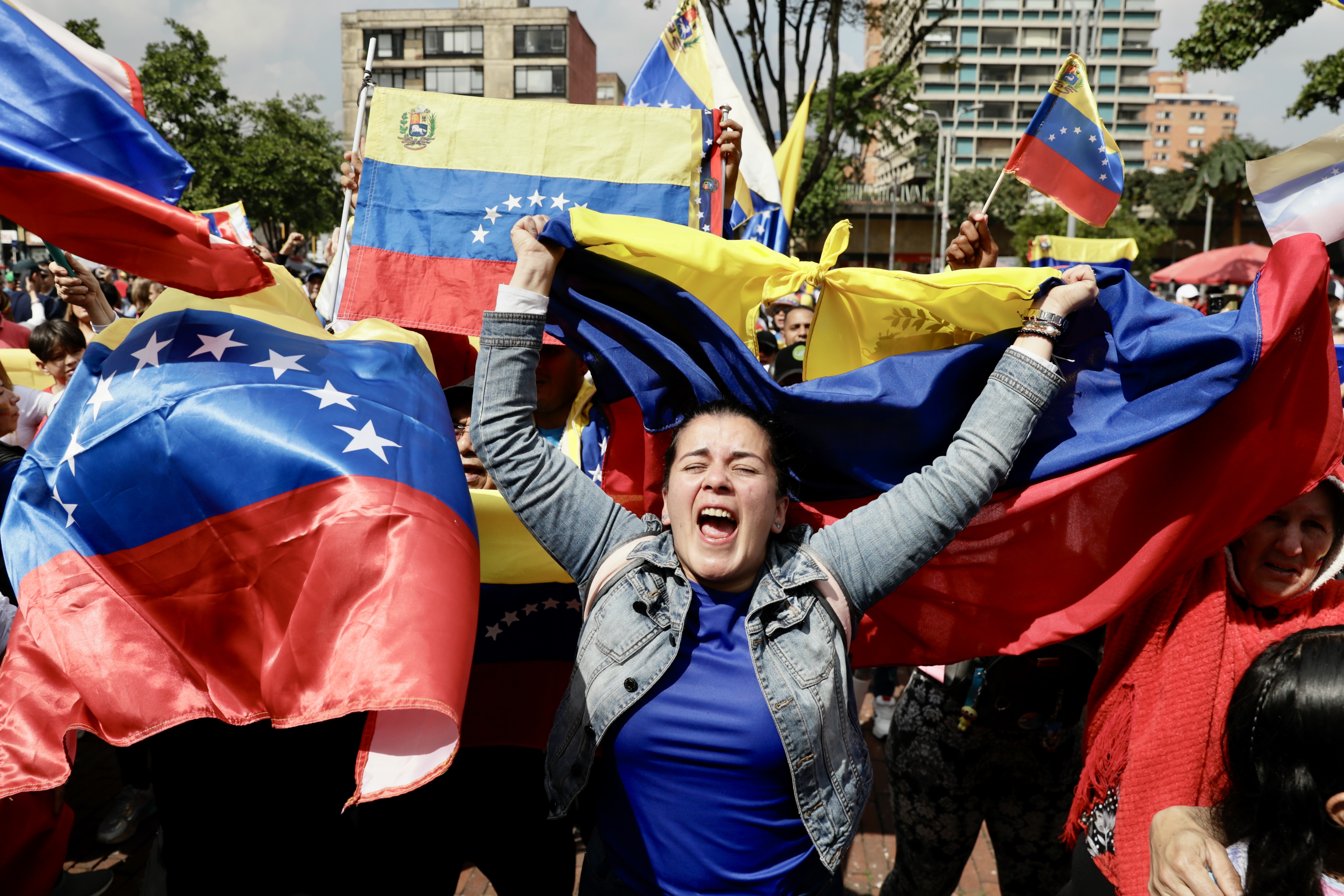 AME9743. BOGOTÁ (COLOMBIA), 09/01/2025.- Venezolanos opositores asisten a una manifestación este jueves, en la Plaza de Lourdes en Bogotá (Colombia). Venezolanos participan en una movilización convocada por la oposición un día antes de la posesión de Nicolás Maduro. EFE/Carlos Ortega