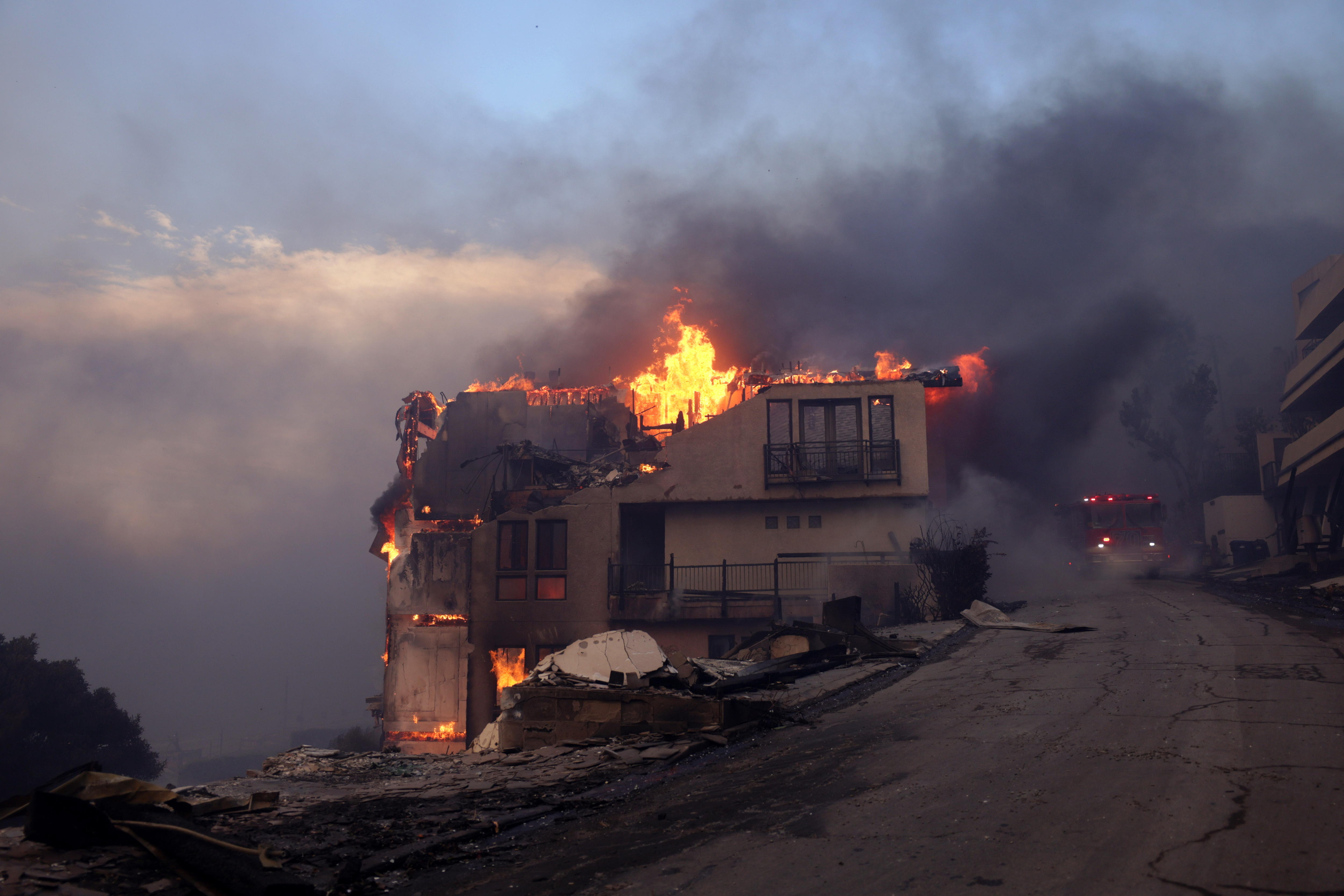 Malibu (United States), 08/01/2025.- A home burns from the Palisades wildfire in Malibu, California, USA, 08 January 2025. According to data from California Department of Forestry and Fire Protection (CAL FIRE), multiple wildfires are burning across thousands of acres and forced tens of thousands of evacuations in the Los Angeles area. (incendio forestal) EFE/EPA/ALLISON DINNER