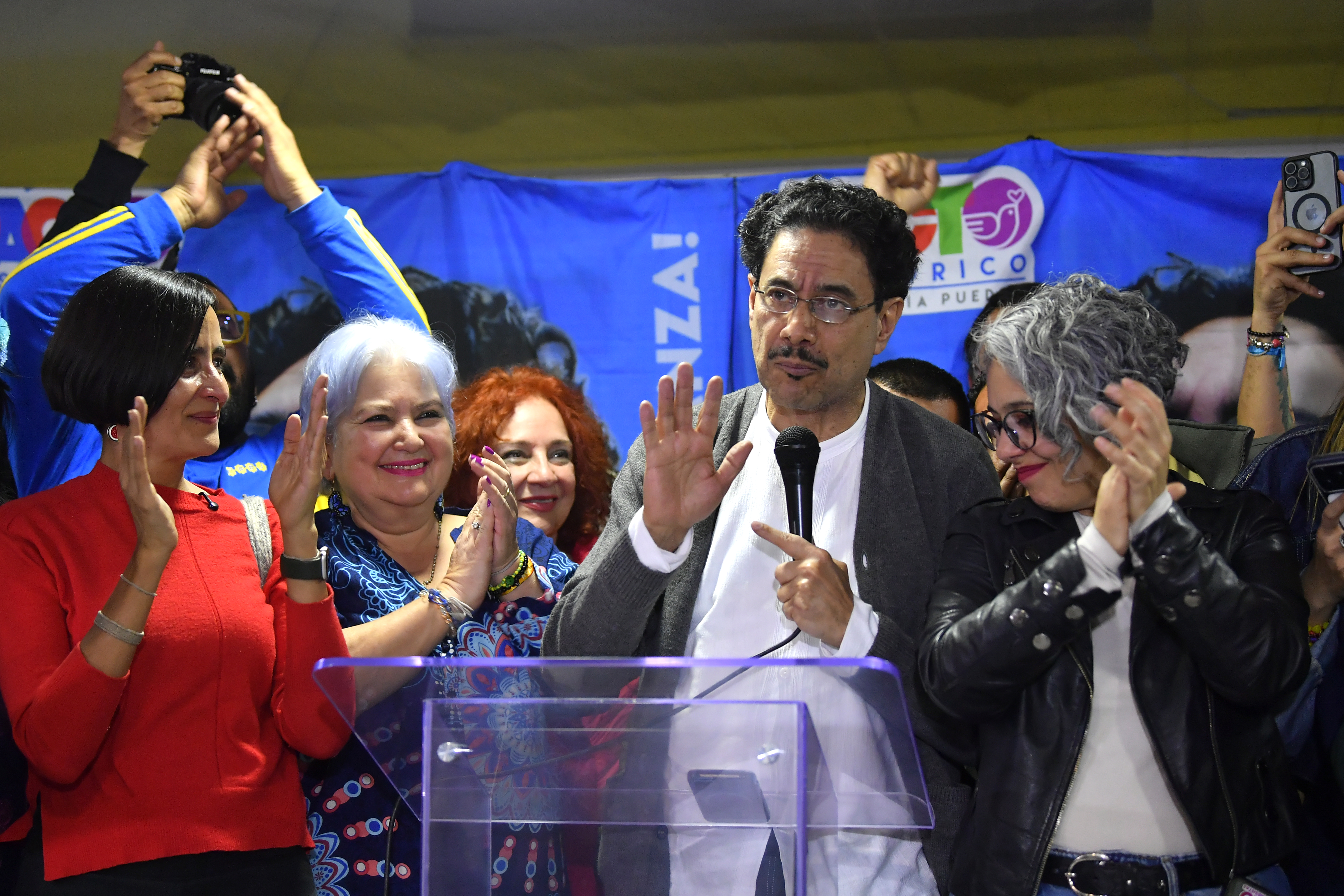 Senador, durante su discurso de triunfo tras ganar la Consulta del Pacto Histórico para definir un candidato único para la presidencia 2026; aparece en compañía de las senadoras Gloria Flórez, María José Pizarro y la exministra Susana Muhamad entre otros.