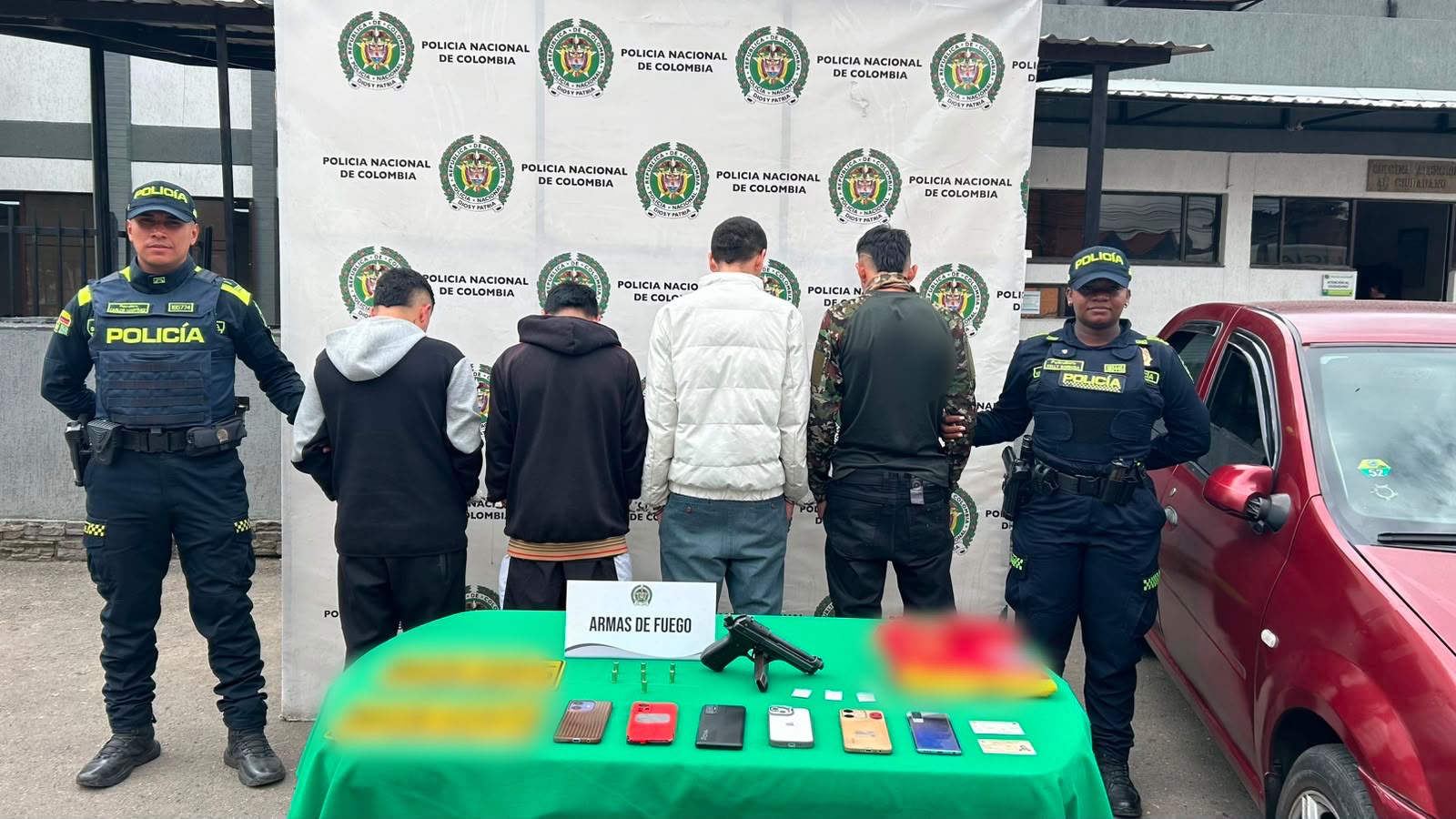 Con uniformes de la empresa, delincuentes robaban tiendas Oxxo en Fontibón