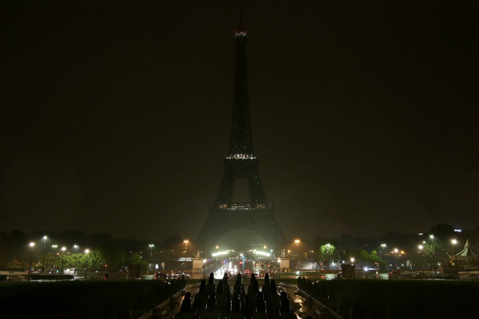 Torre Eiffel apaga sus luces para honrar a víctimas de la masacre en Las Vegas