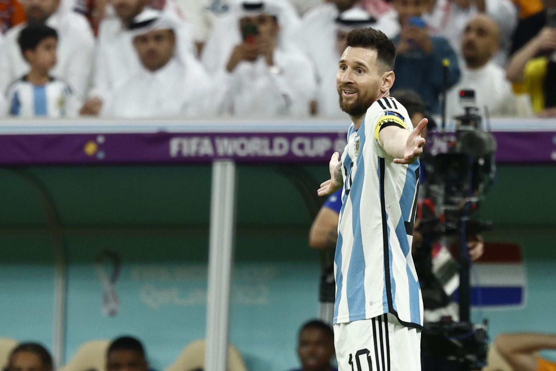 “¿Qué mirás, bobo?”: La versión del neerlandés al que Messi le gritó en zona mixta