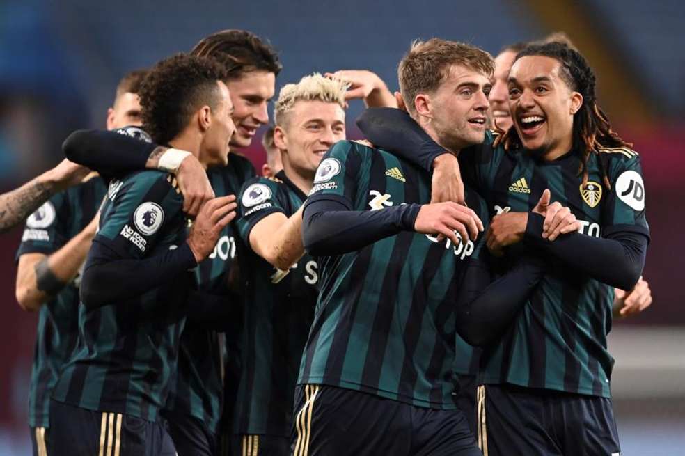 El Leeds de Bielsa venció por 3-0 al Aston Villa