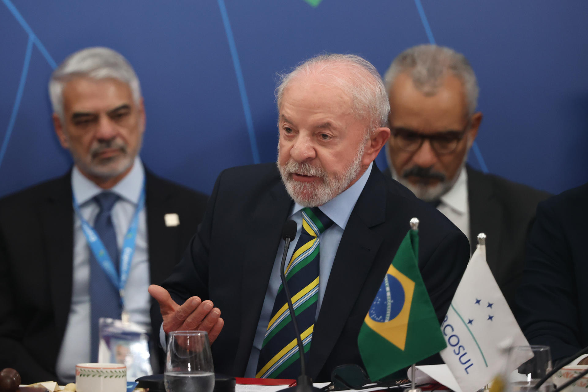 FOTODELDÍA - AME9736. FOZ DE IGUAZÚ (BRASIL), 20/12/2025.- El presidente de Brasil, Luiz Inácio Lula da Silva, habla durante la LXVII Reunión Ordinaria del Consejo del Mercado Común del Sur (Mercosur) este sábado, en Foz de Iguazú (Brasil). Lula da Silva, advirtió en la Cumbre del Mercosur de que una posible intervención militar en Venezuela sería una catástrofe humanitaria y crearía un grave precedente para toda Sudamérica. EFE/ Juan Pablo Pino
