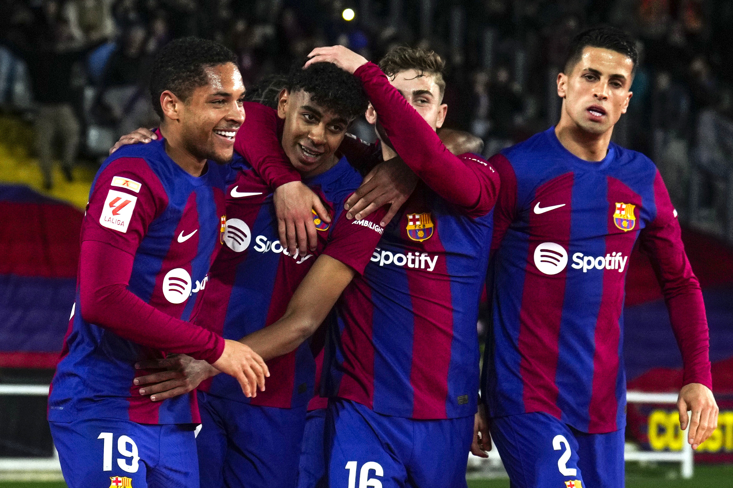 BARCELONA, 08/03/2024.- El delantero del FC Barcelona Lamine Yamal (2i) celebra su gol durante el encuentro correspondiente a la jornada 28 en Primera División que FC Barcelona y RCD Mallorca disputan hoy viernes en el estadio Lluis Companys, en Barcelona. EFE/ Alejandro García