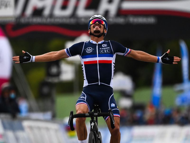 Francia llevaba 23 años sin tener campeón mundial de la prueba de fondo. Este domingo, en Ímola, Julian Alaphilippe lo consiguió.  / AFP
