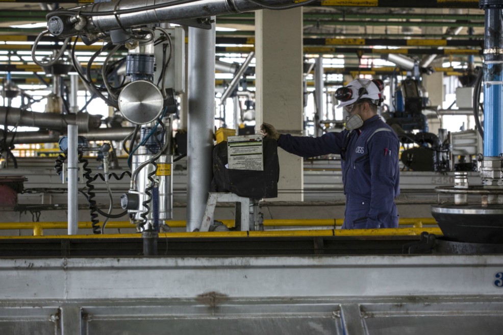 Petroleras, tocando fondo y en modo supervivencia