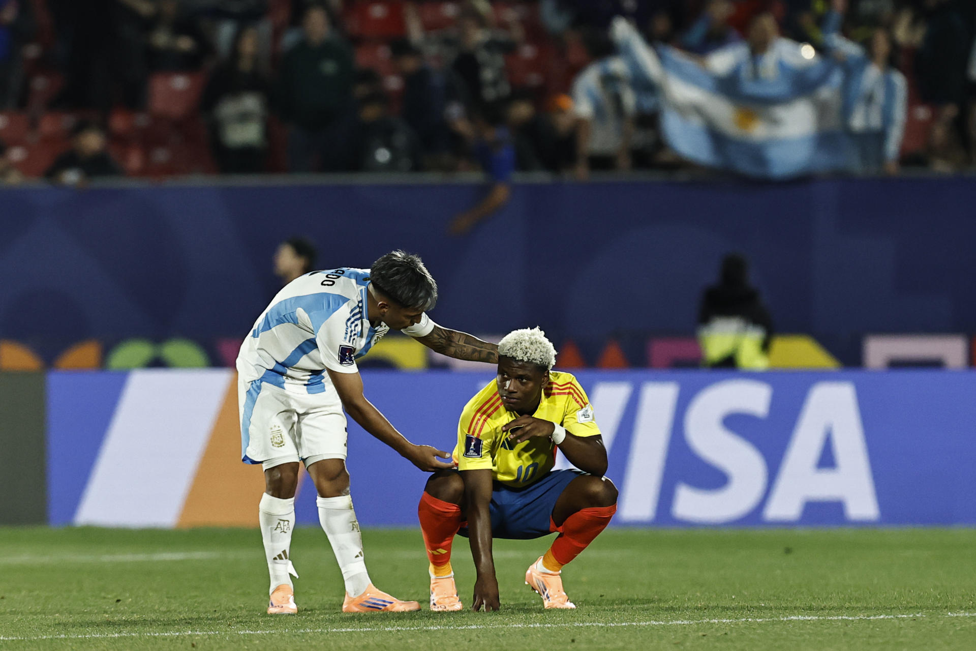 AMDEP6640. SANTIAGO (CHILE), 15/10/2025.- Un jugador de Argentina consuela a Óscar Perea de Colombia este miércoles, al final de un partido de las semifinales de la Copa del Mundo Sub-20 entre Argentina y Colombia en el estadio Nacional Julio Martínez Prádanos, en Santiago (Chile). EFE/ Osvaldo Villarroel