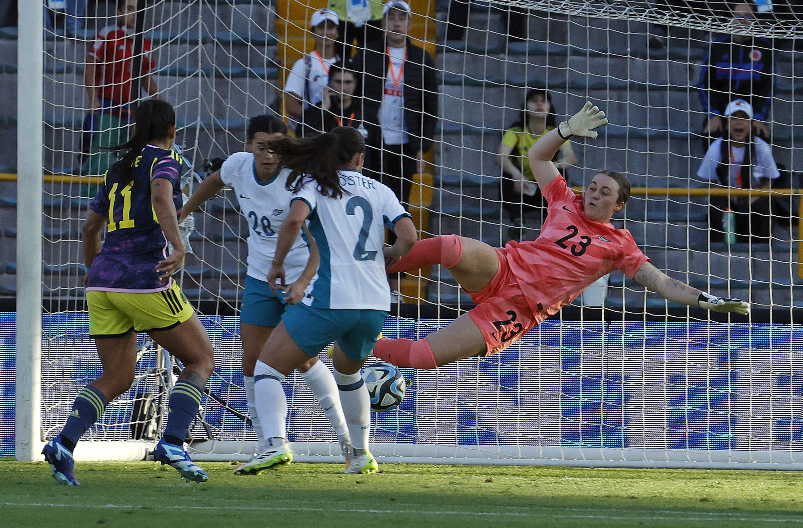 AME1292. BOGOTÁ (COLOMBIA), 02/12/2023.- La colombiana Catalina Usme (i) enfrenta a las neozelandesas Ava Collins (2i), Michaela Foster (2d) y la portera Anna Leat durante un amistoso internacional entre las selecciones femeninas de mayores de Colombia y Nueva Zelanda hoy, en el estadio El Campín de Bogotá (Colombia). Este es el primero de dos amistosos que disputarán ambos equipos en la capital colombiana, siendo el segundo programado para este próximo martes. EFE/ Mauricio Dueñas Castañeda