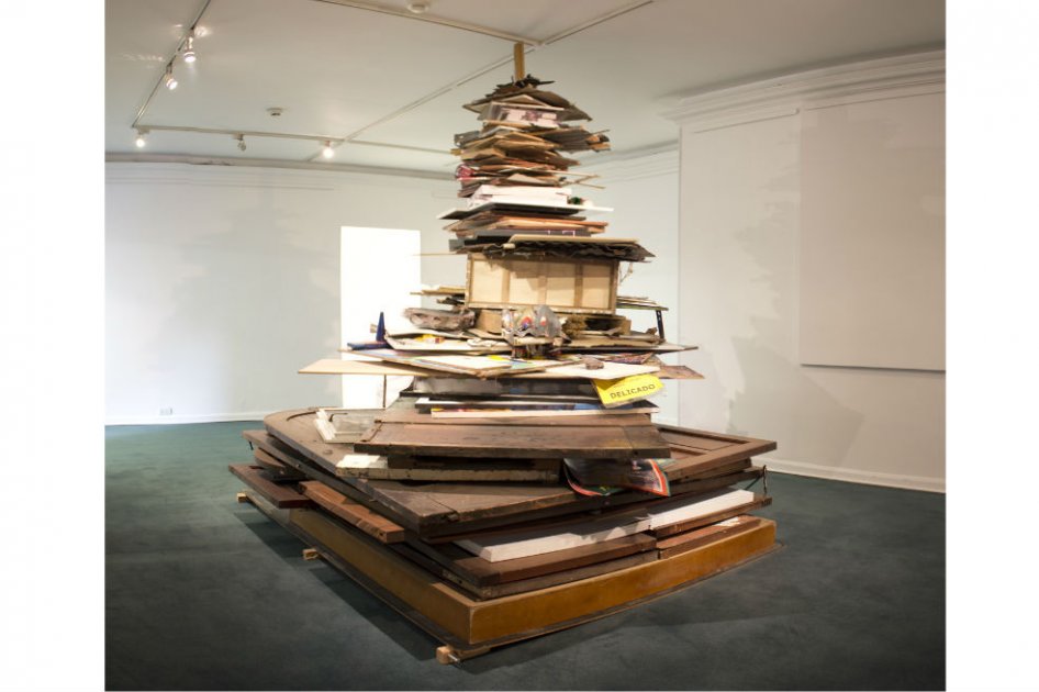 “La balsa de la medusa” de Bernardo Montoya. Técnica: instalación, construcción de objetos en equilibrio sobre tapete azul. Superposición de Obras de mi autoría y materiales y objetos encontrados en El Museo: muebles, puertas, tableros, afiches, cajas de cartón, ventanas. Dimensiones:3 mts x 8mts x 6mts aprox. (2015) / Foto: Juan Rodríguez Varón.
