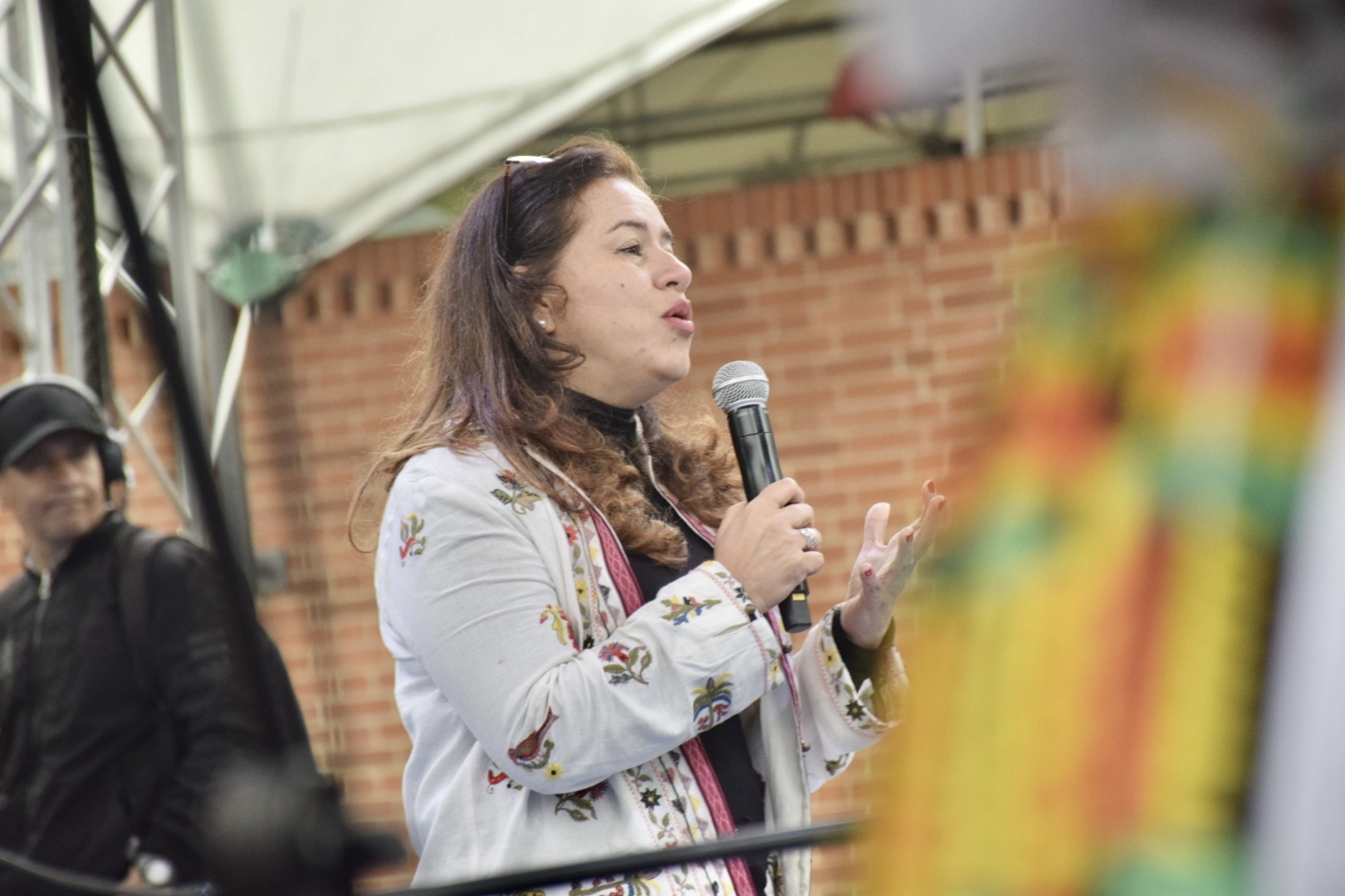 La Comisionada Alejandra Miller les agradeció a las mujeres por “haber sostenido al país en tantos años de guerra”.