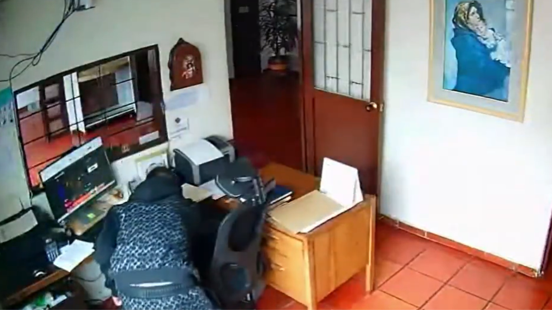 Ladrón quedó grabado en video cuando se robó jugosa ofrenda de una iglesia en Suba